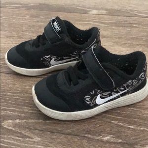 Toddler heart Nike’s 6C